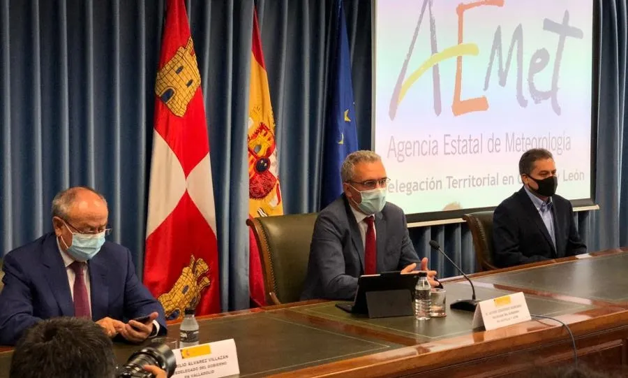 El delegado de la Agencia Estatal de Meteorología (AEMET) en Castilla y León, Javier Gordaliza, junto al delegado del Gobierno, Javier Izquierdo