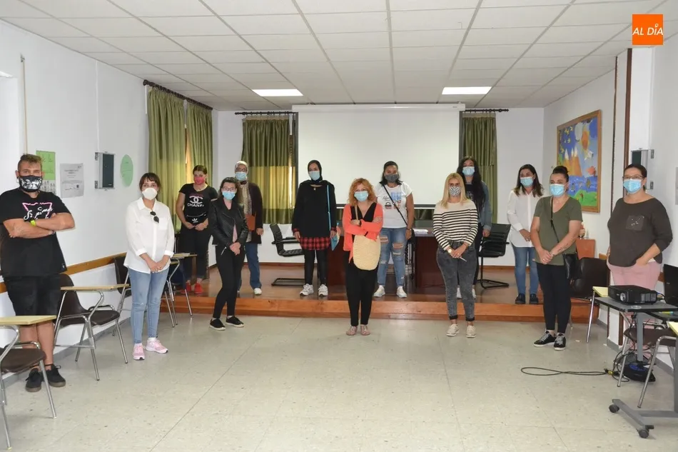 Las participantes en la acción, junto a la directora y técnicos de Cáritas