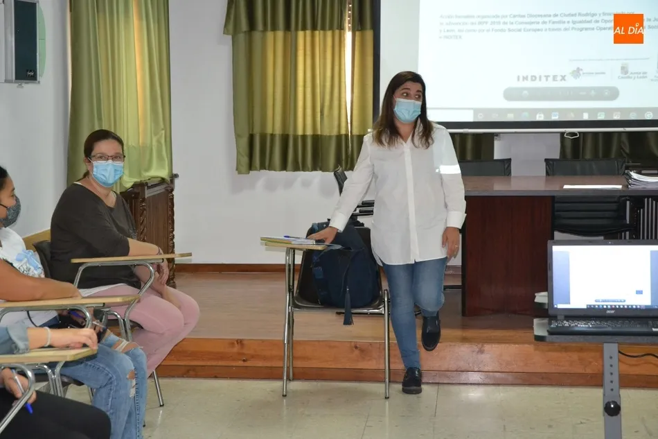 Foto 4 - Diez mujeres arrancan la 7&ordf; acci&oacute;n formativa en empleo dom&eacute;stico de C&aacute;ritas  