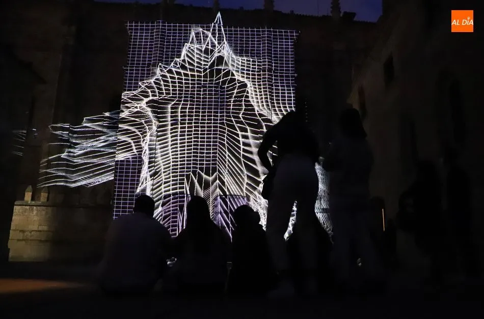 Foto 6 - P&uacute;blico en movimiento y&nbsp;proyecciones interactivas protagonizan la vanguardista &lsquo;Dancing House&rsquo;