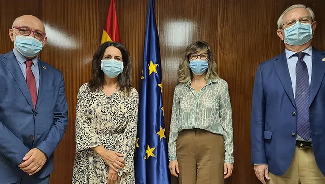 La Secretaria de Estado de Sanidad, Silvia Calzón, junto al presidente del Consejo General de Colegios Oficiales de Médicos, Serafín Romero, y a la vicesecretaria general de dicha institución, Rosa Arroyo