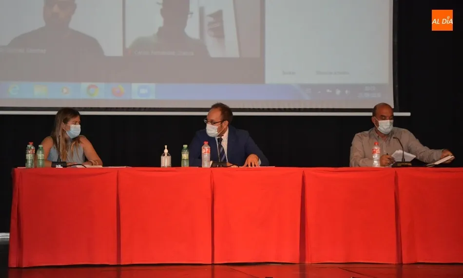 Foto 5 - La pandemia convierte el Teatro Nuevo Fernando Arrabal en un gigantesco Sal&oacute;n de Plenos  