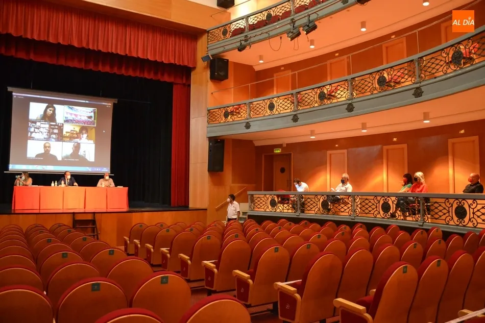 Foto 3 - La pandemia convierte el Teatro Nuevo Fernando Arrabal en un gigantesco Sal&oacute;n de Plenos  