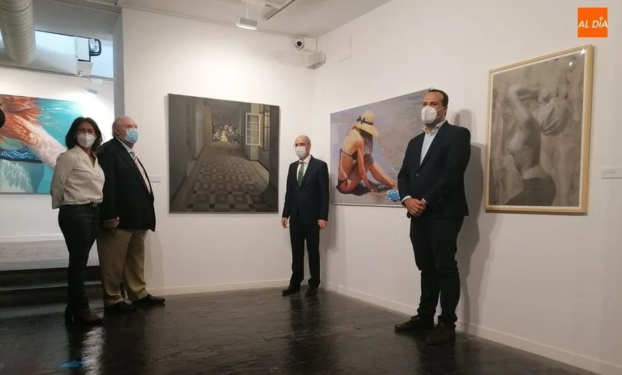 Inauguración de la exposición del Certamen de Pintura Paula González Gajate en la sala de la Salina, con el presidente de la Diputación, Javier Iglesias. Foto de Lydia González