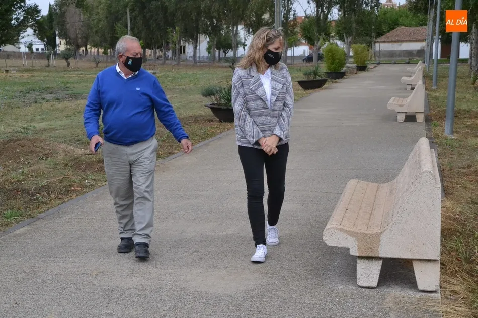 El paseo que conecta El Puente con el Barrio Nuevo incorpora bancos, flores y jardineras  