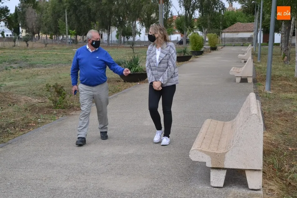 Foto 4 - El paseo que conecta El Puente con el Barrio Nuevo incorpora bancos, flores y jardineras  