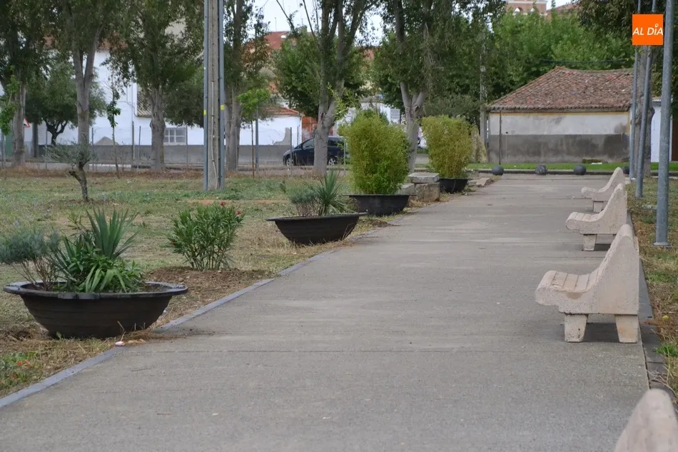 Foto 2 - El paseo que conecta El Puente con el Barrio Nuevo incorpora bancos, flores y jardineras  