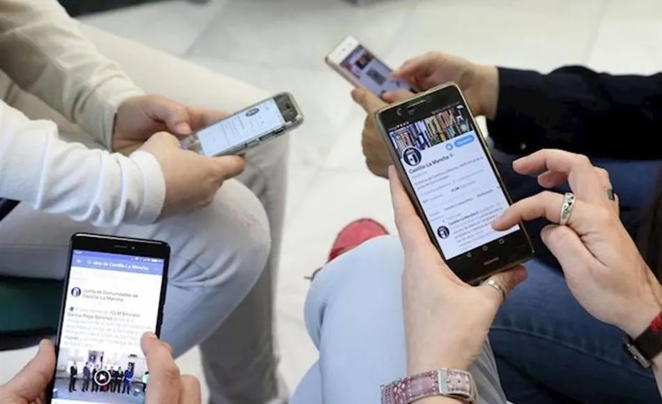 Un grupo con teléfonos móviles