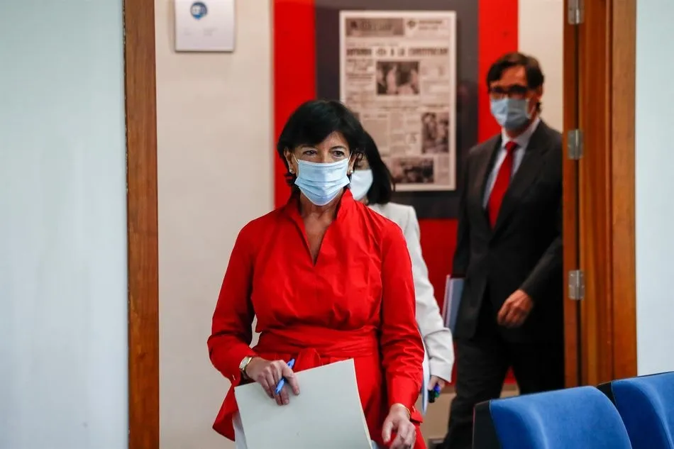 En primer término, La ministra de Educación y Formación Profesional, Isabel Celaá