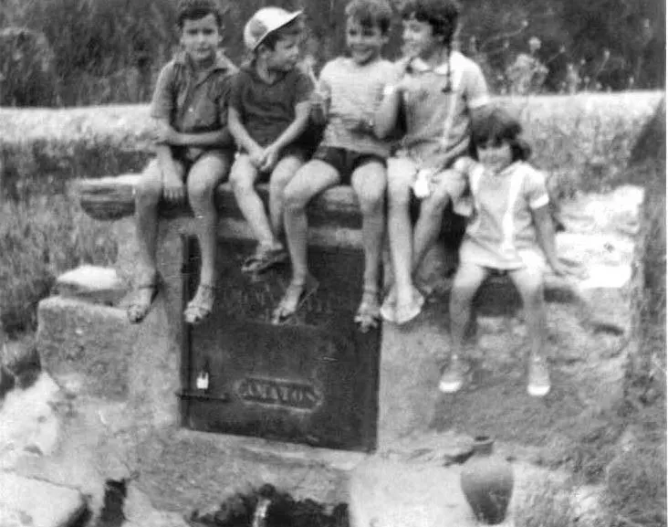 Fuente de agua en Amatos de Alba