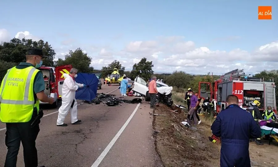 Foto 10 - Un muerto y tres heridos tras una colisi&oacute;n frontal entre dos turismos en Lumbrales