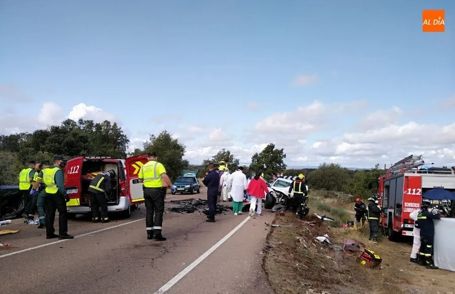 Foto 9 - Un muerto y tres heridos tras una colisi&oacute;n frontal entre dos turismos en Lumbrales