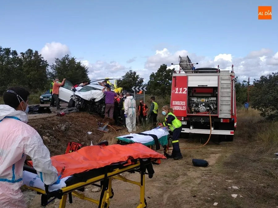 Foto 8 - Un muerto y tres heridos tras una colisi&oacute;n frontal entre dos turismos en Lumbrales