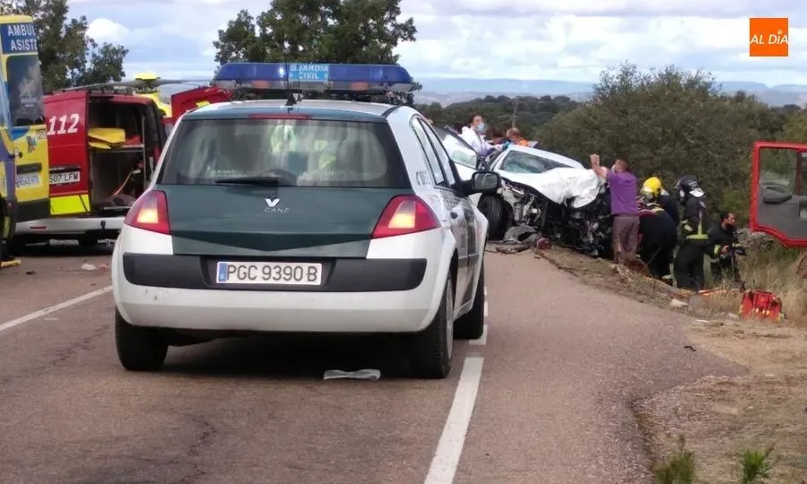 Foto 7 - Un muerto y tres heridos tras una colisi&oacute;n frontal entre dos turismos en Lumbrales