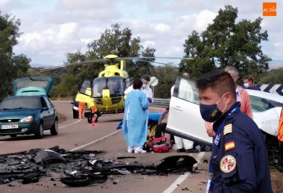 Foto 6 - Un muerto y tres heridos tras una colisi&oacute;n frontal entre dos turismos en Lumbrales