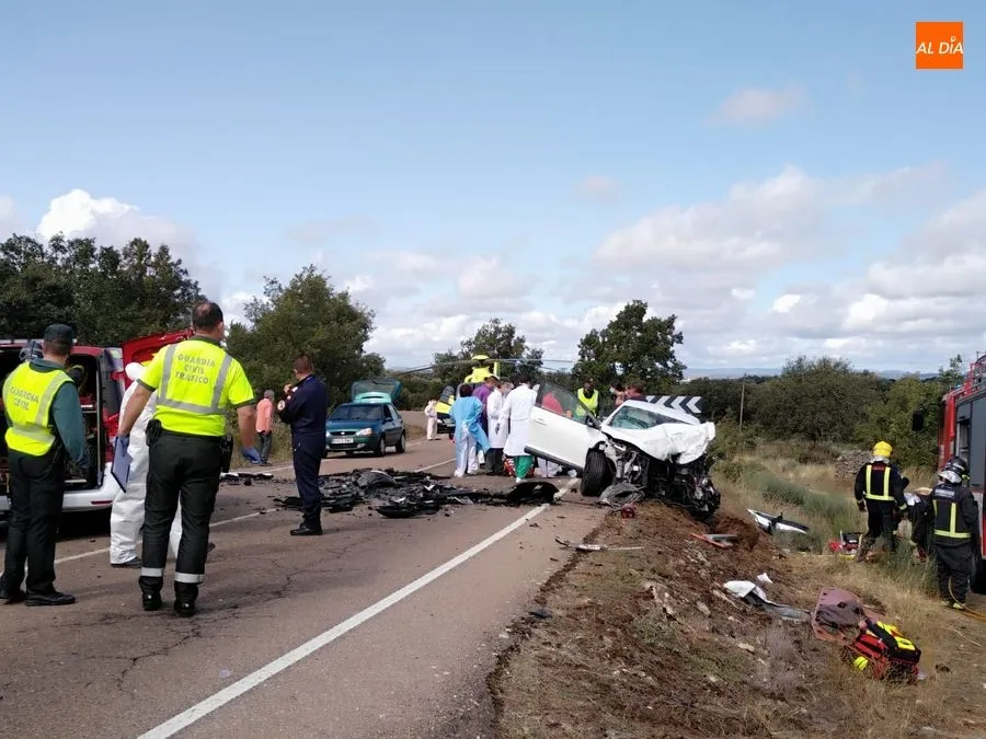 Foto 5 - Un muerto y tres heridos tras una colisi&oacute;n frontal entre dos turismos en Lumbrales