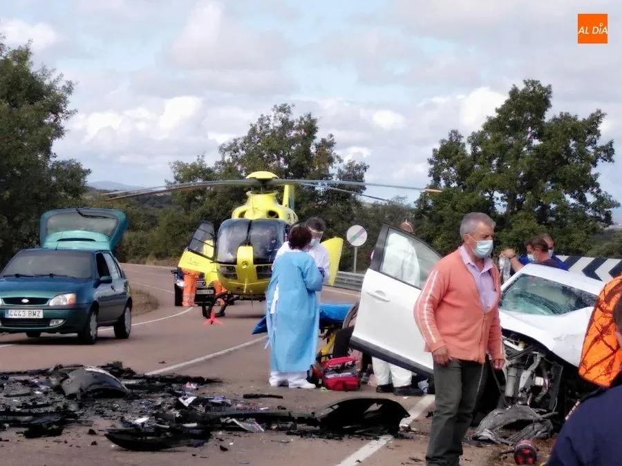 Foto 4 - Un muerto y tres heridos tras una colisi&oacute;n frontal entre dos turismos en Lumbrales