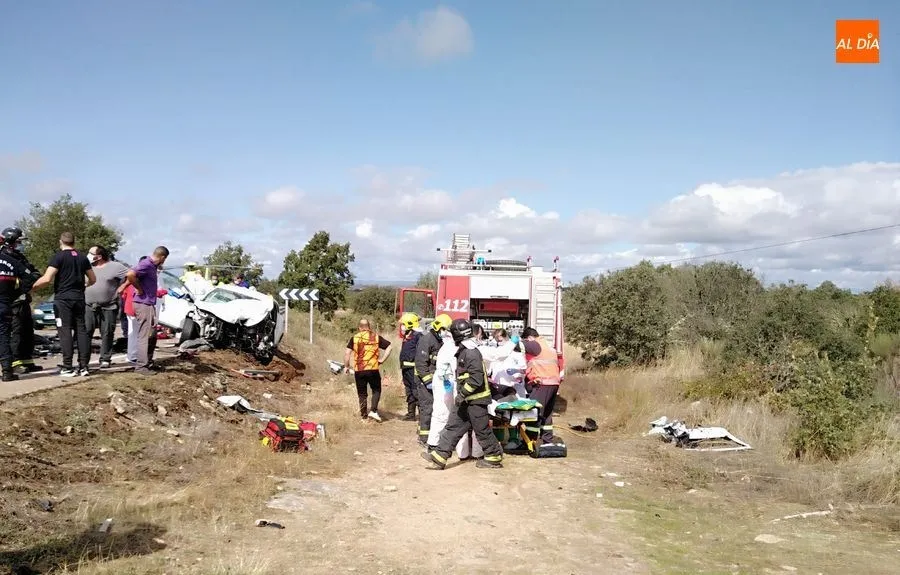 Foto 3 - Un muerto y tres heridos tras una colisi&oacute;n frontal entre dos turismos en Lumbrales