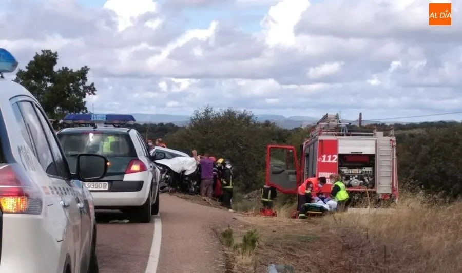 Foto 2 - Un muerto y tres heridos tras una colisi&oacute;n frontal entre dos turismos en Lumbrales