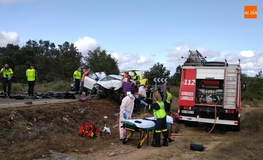 Foto 11 - Un muerto y tres heridos tras una colisi&oacute;n frontal entre dos turismos en Lumbrales