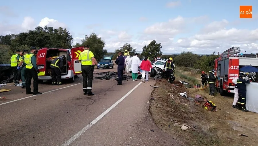 Vehículos y personal de emergencia en el lugar del siniestro / REP. GRÁFICO: ESTER CORREDERA