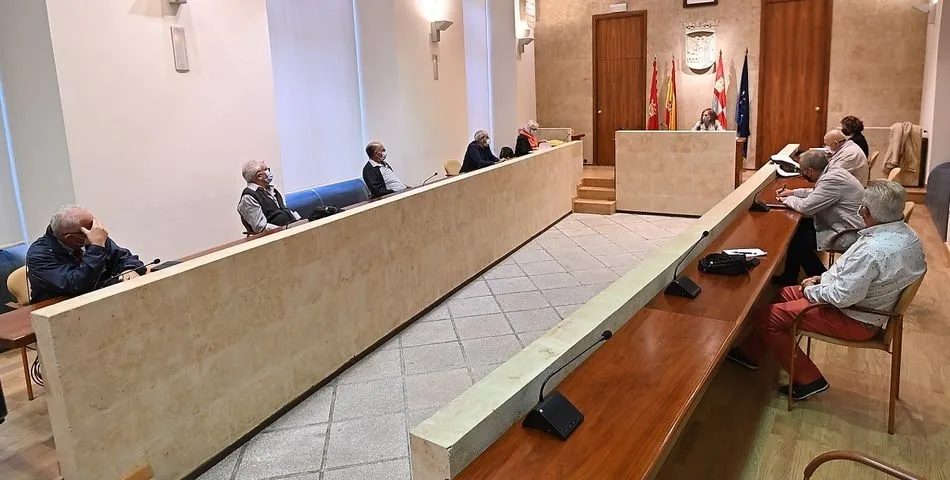 La concejala Isabel Macías durante una de las reuniones mantenidas esta semana con asociaciones de mayores