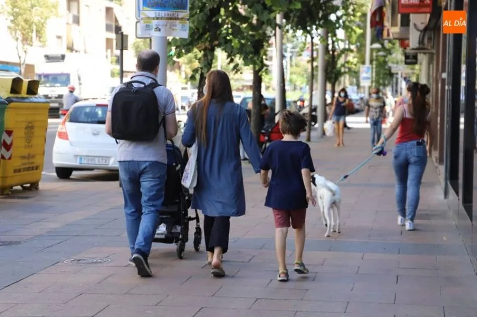 Familia camino del colegio