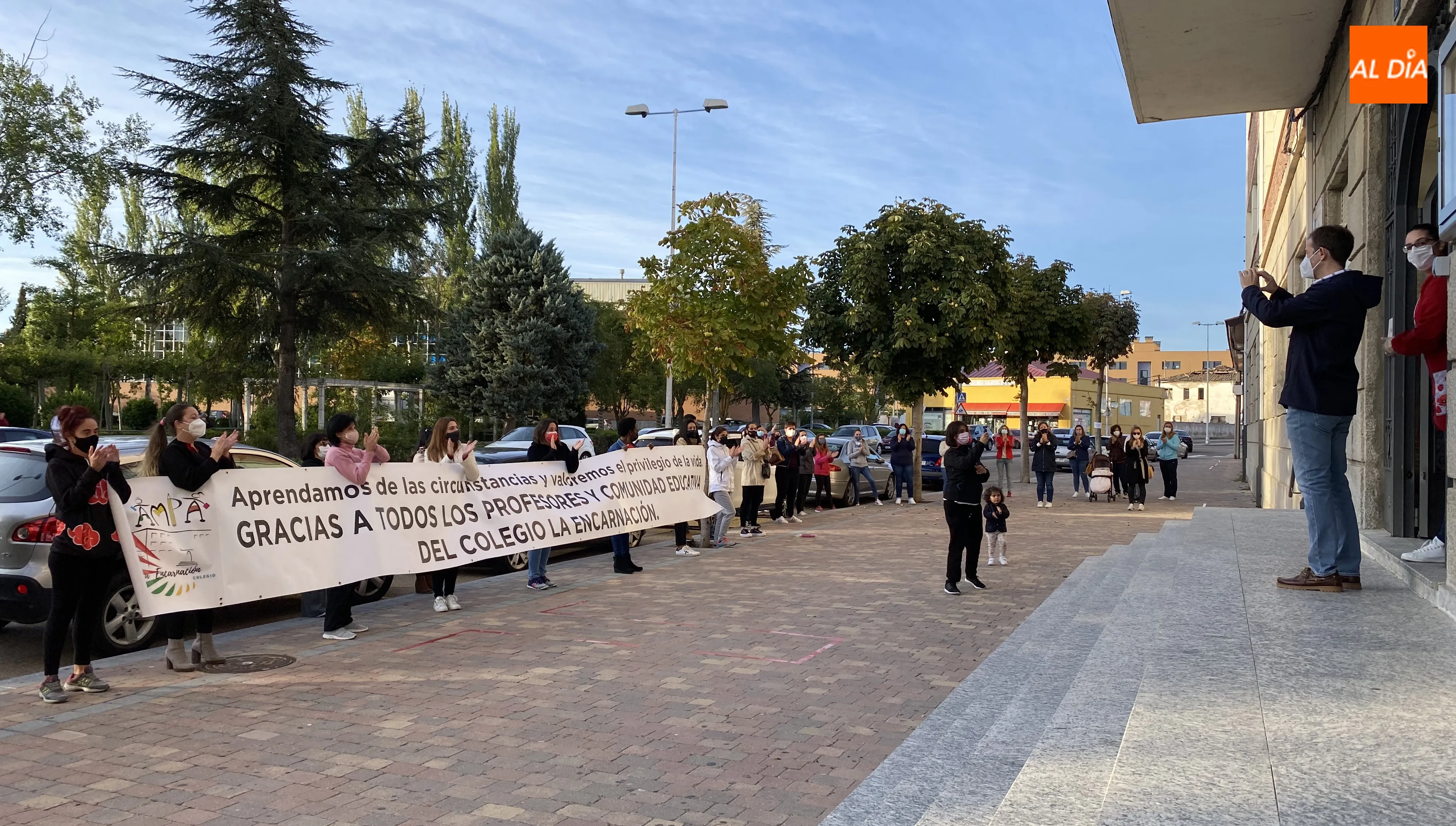Homenaje de los padres y madres a la comunidad educativa del colegio La Encarnación