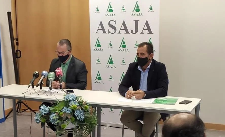 Donaciano Dujo (i) y Juan Luis Delgado (d) en la sede de Asaja Salamanca. Foto EP