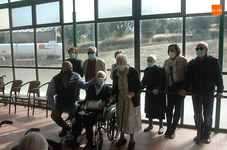 Foto 2 - El Ayuntamiento de Villarino homenajea a Francisco Parra Garc&iacute;a por su centenario  
