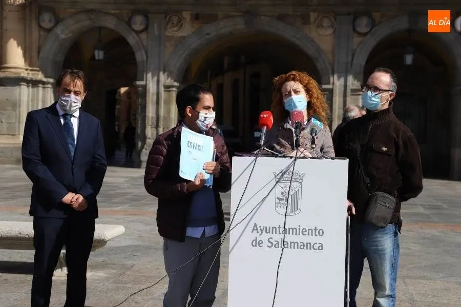 La concejala de Familia e Igualdad de Oportunidades, Ana Suárez Otero, y el concejal de Turismo del Ayuntamiento de Salamanca, Fernando Castaño Sequeros, junto a representantes de Insolamis y Asprodes