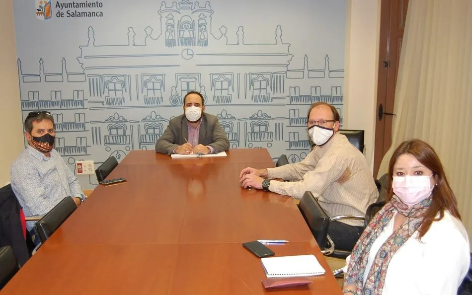 Reunión de representantes de ASAV con el concejal de Juventud de Salamanca