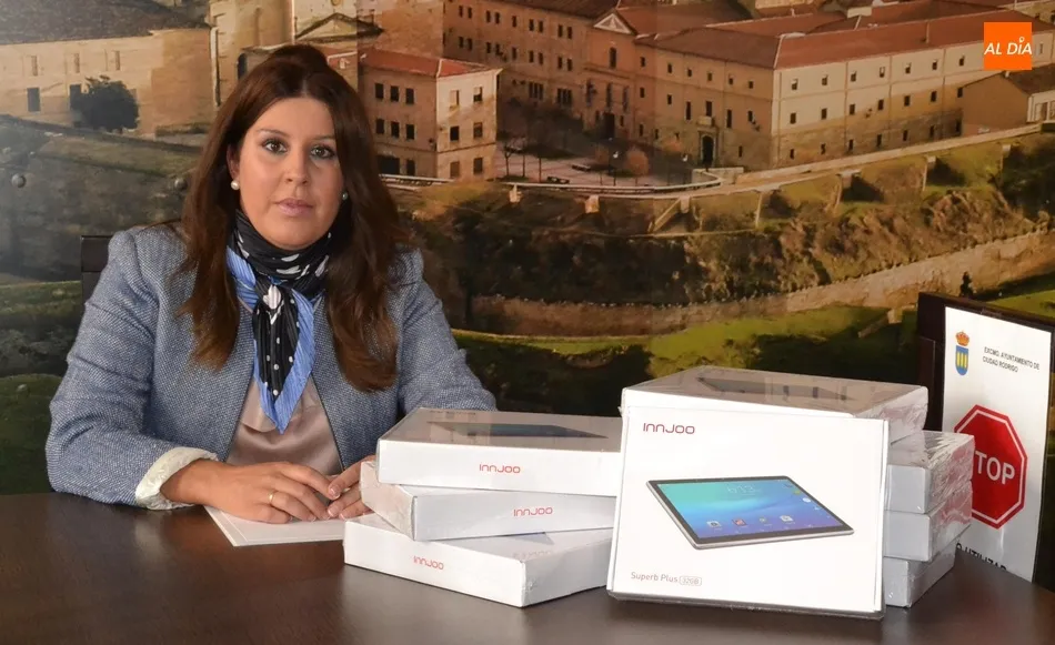 El Ayuntamiento cede 20 tablets a los colegios para que las presten a alumnos con necesidades  
