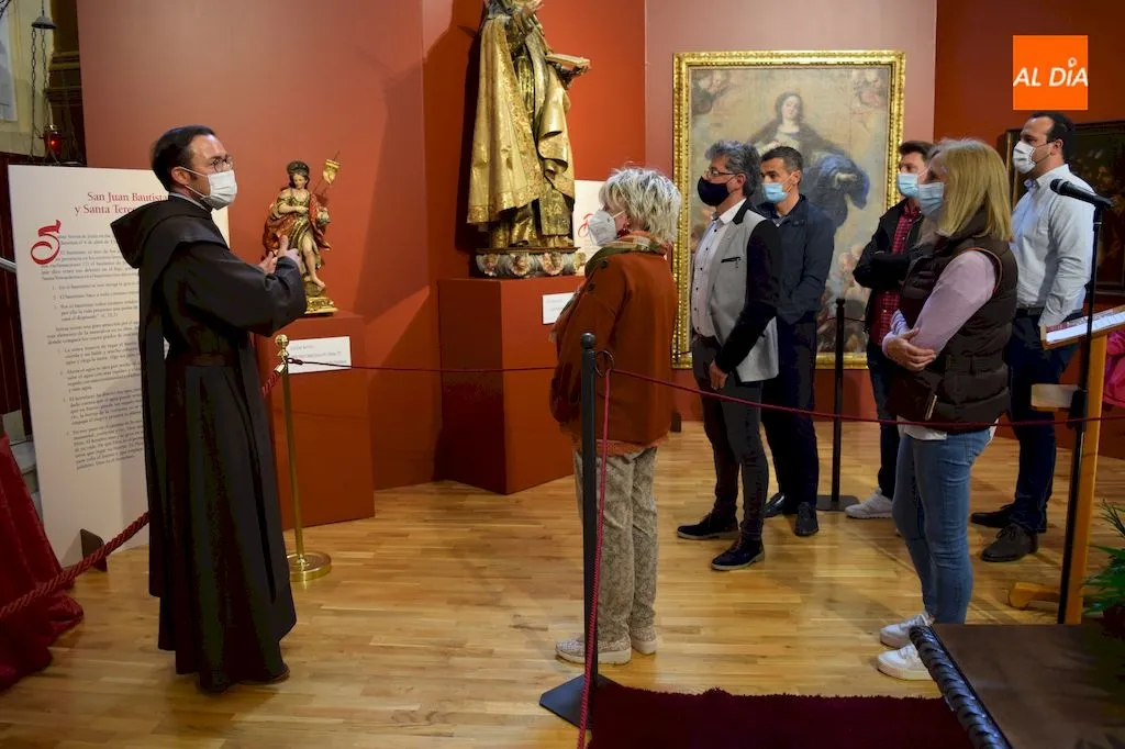 El Padre Prior Miguel Ángel enseña la muestra a las autoridades provinciales y locales / Pedro Zaballos