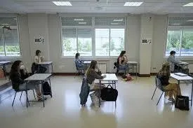 Alumnos con mascarilla en un aula