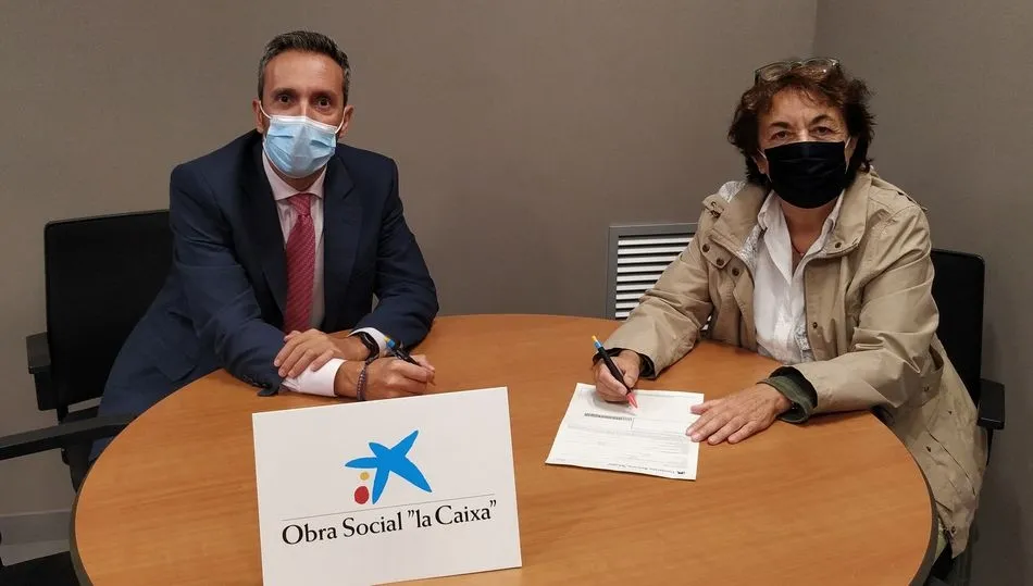 Firma del convenio de colaboración de La Caixa con la Presidenta de Amdeve