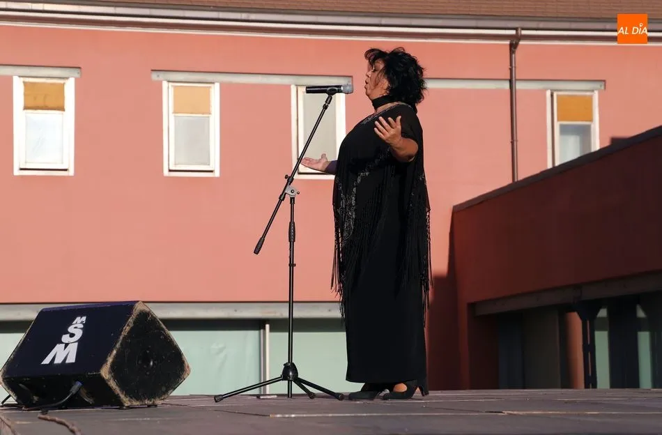 Foto 8 - Mar&iacute;a Mercedes inunda de copla el patio del DA2 y conquista al p&uacute;blico asistente