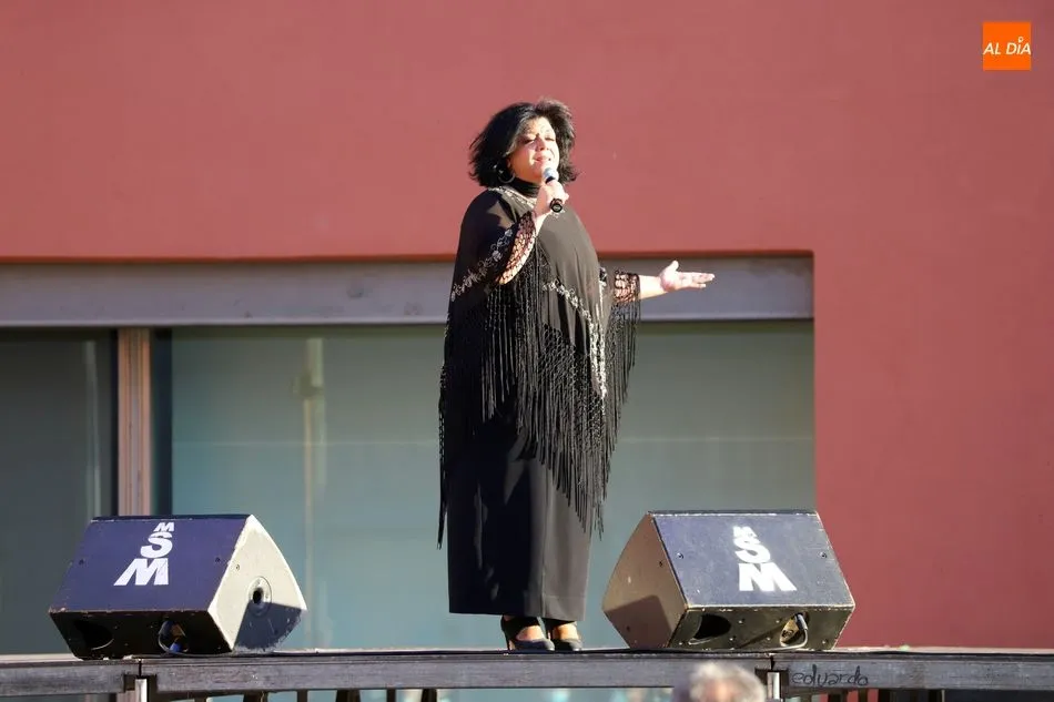 Foto 9 - Mar&iacute;a Mercedes inunda de copla el patio del DA2 y conquista al p&uacute;blico asistente