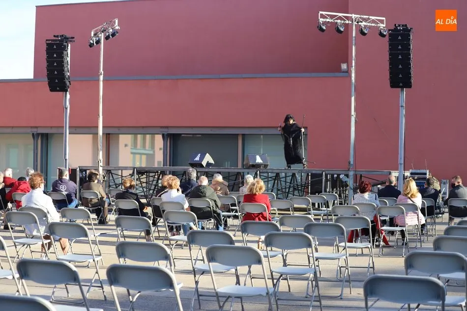 Foto 5 - Mar&iacute;a Mercedes inunda de copla el patio del DA2 y conquista al p&uacute;blico asistente
