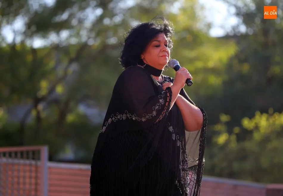 Foto 4 - Mar&iacute;a Mercedes inunda de copla el patio del DA2 y conquista al p&uacute;blico asistente