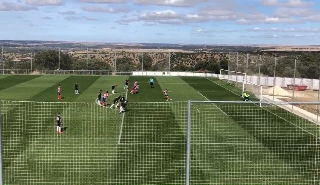 Imagen del momento en el que Barbero detiene el primer penalti