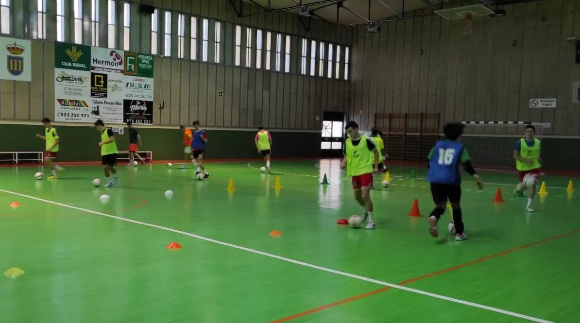 Foto 7 - El III Juvenil, &uacute;nico equipo con fecha para el inicio de su Liga, arranca los entrenos  