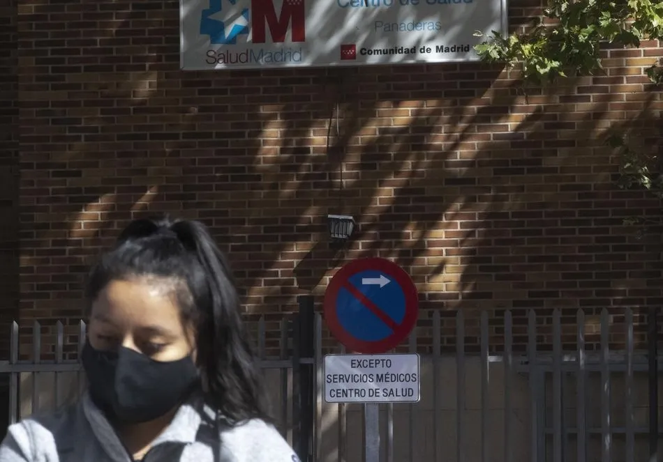 Una mujer pasa por delante de un centro de salud en Madrid. Foto: EP