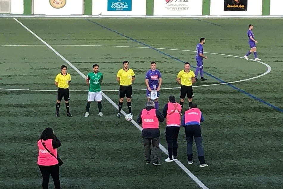 Foto 2 - El Guijuelo supera al Pe&ntilde;aranda en el Municipal (2-0)&nbsp;    &nbsp;  