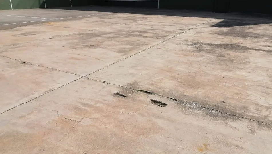 Aspecto que presenta el suelo del frontón en algunas zonas