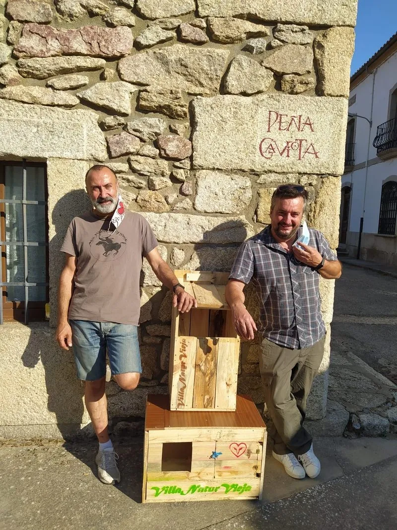 Foto 2 - La asociaci&oacute;n Pe&ntilde;a Gaviota reparte cajas-nido en varios municipios y entre colectivos...