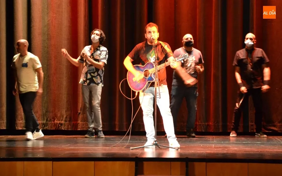 El Teatro Nuevo vive una velada de risas reparadoras de la mano de la Cómic-19  