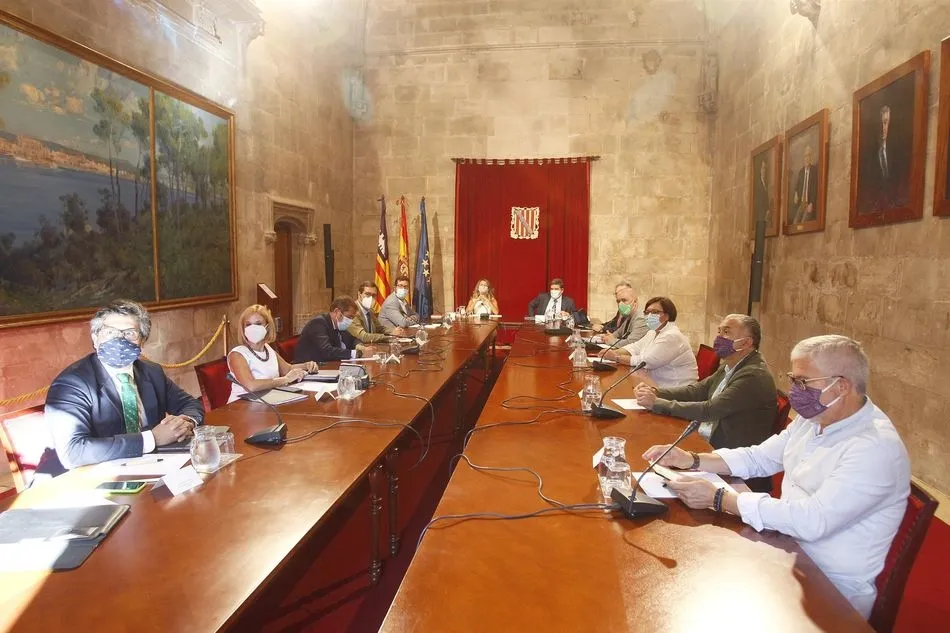 Imagen de la celebración de la Mesa de diálogo social en la sede de la Presidencia del Govern balear, en Palma de Mallorca