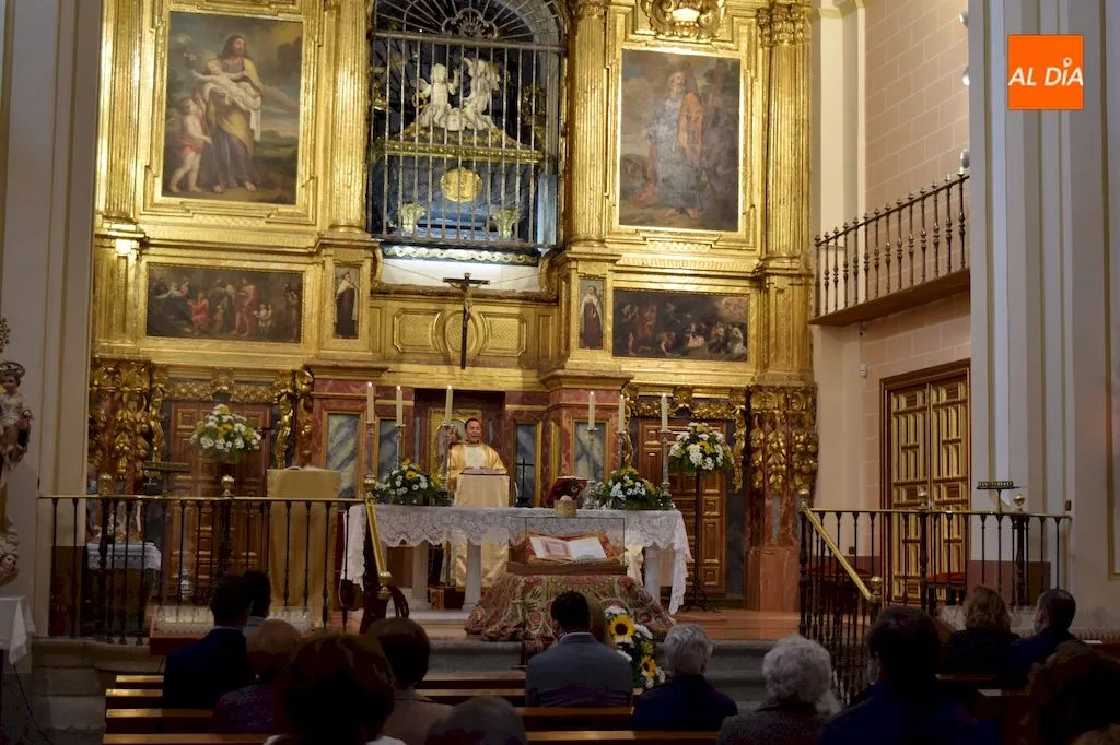 Momento de la eucaristía celebrada en la Iglesia de la Anunciación de las Madres Carmelitas Descalzas / Pedro Zaballos