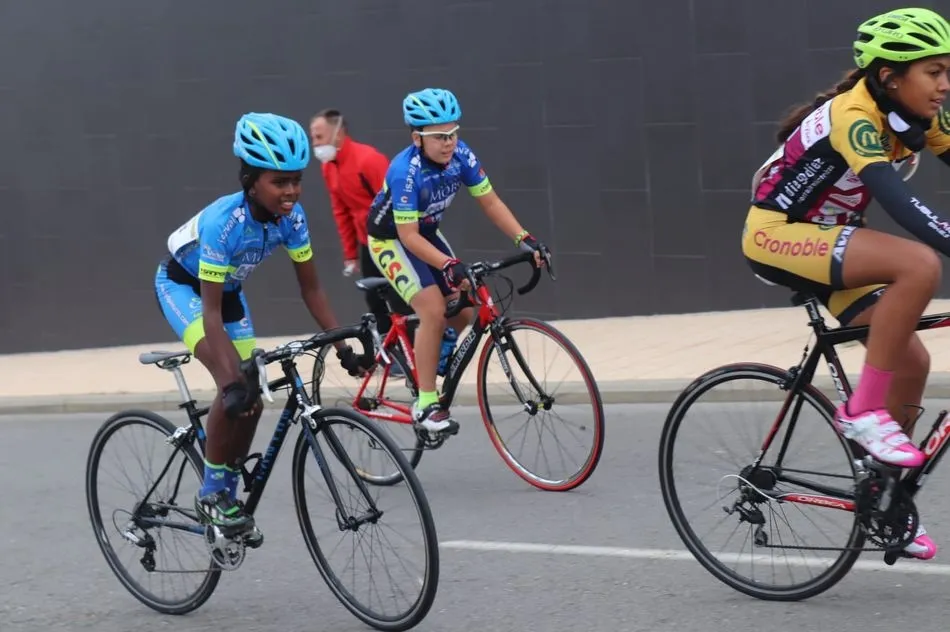 Foto 2 - Un triunfo y un tercer puesto para la Escuela de Ciclismo Salmantina en Guijuelo